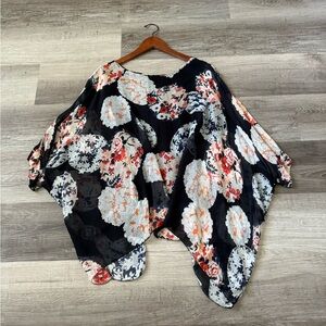 Angela Mara flowy boxy poncho top large